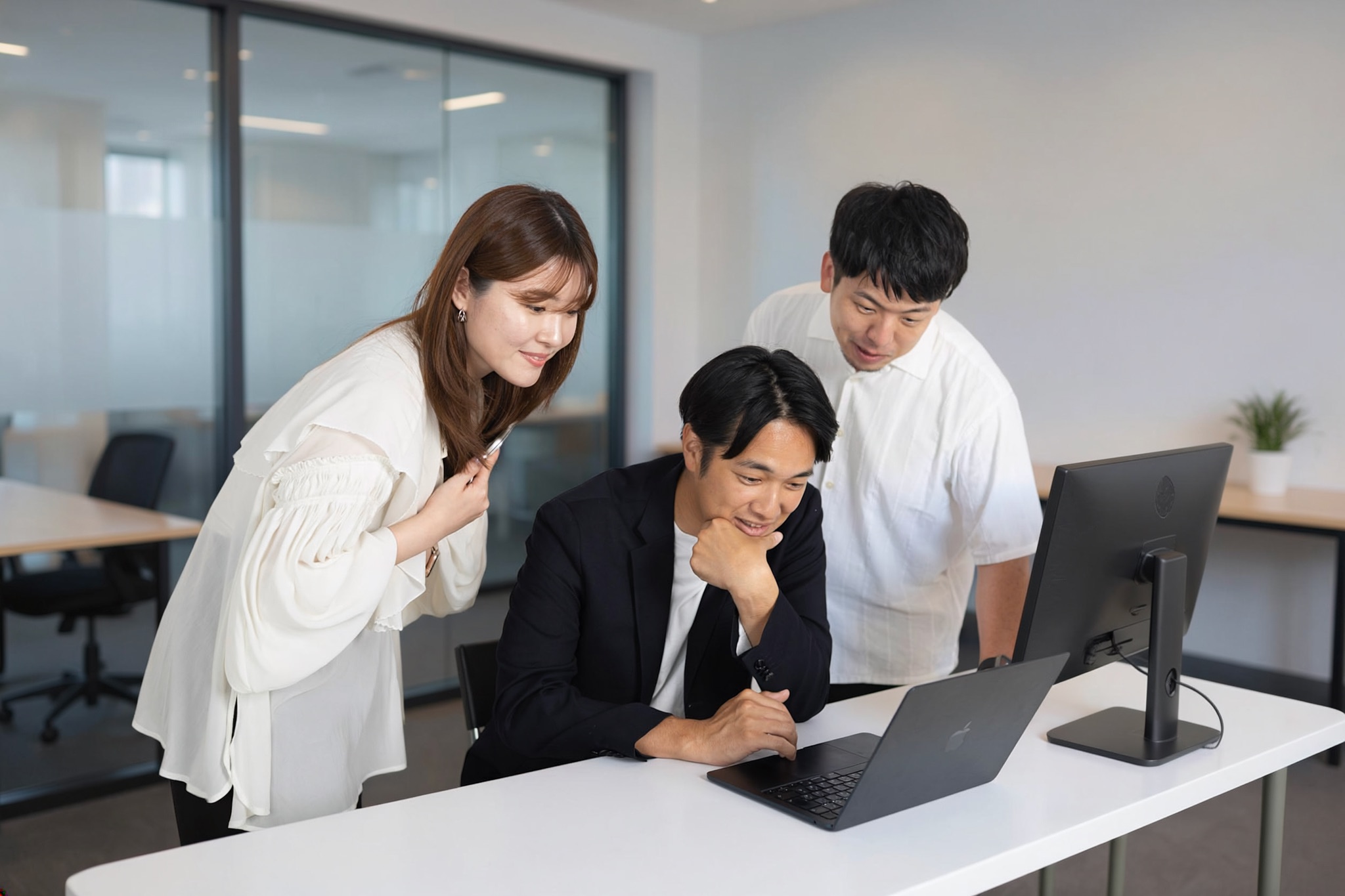 社内担当者と一緒にウェビナー運用を進めるミーティングの様子